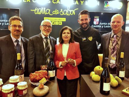 Los representantes de los sellos del Bierzo junto al chef Javier Peña Los representantes de los sellos del Bierzo junto al chef Javier Peña