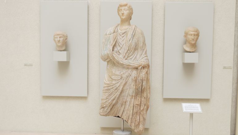 La estatua de Livia, ya completa, entre las de sus nietos, expuesta en el Museo de Cádiz La estatua de Livia, ya completa, entre las de sus nietos, expuesta en el Museo de Cádiz