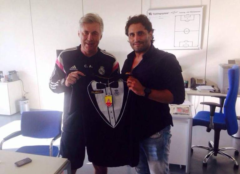 Pagniello posa junto a Carlo Ancelotti con el esmoquin de la Cultural Pagniello posa junto a Carlo Ancelotti con el esmoquin de la Cultural