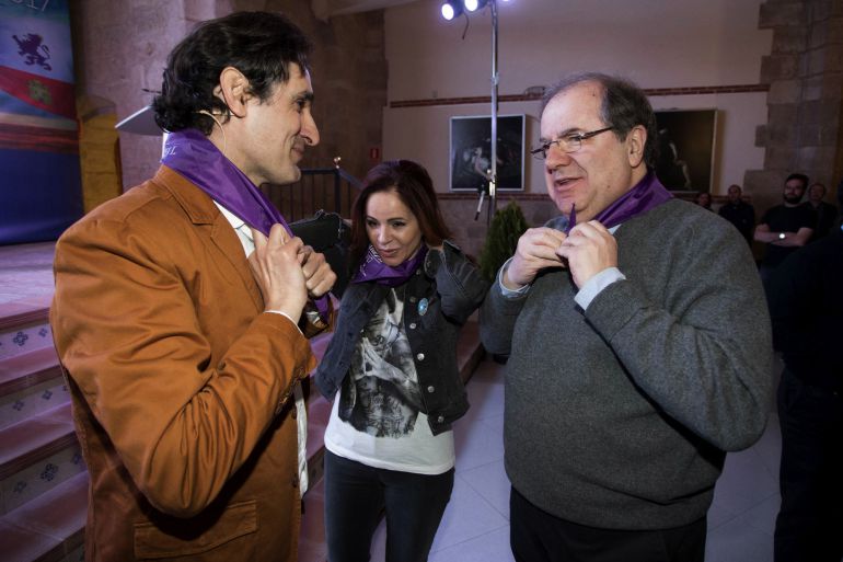 Silvia Clemente junto a Herrera y el músico Jose Luis Gutiérrez durante la celebración del Día de Castilla y León Silvia Clemente junto a Herrera y el músico Jose Luis Gutiérrez durante la celebración del Día de Castilla y León