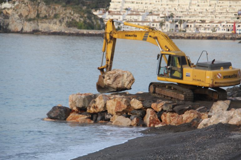 Una máquina pesada intenta arreglar la escollera de Playa Cotobro Una máquina pesada intenta arreglar la escollera de Playa Cotobro