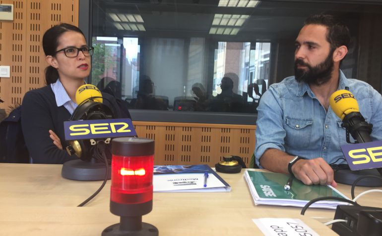 Lucía Ferrero, enfermera del Hospital Comarcal de Medina del Campo, y Alberto Sánchez, secretario de SATSE Valladolid Lucía Ferrero, enfermera del Hospital Comarcal de Medina del Campo, y Alberto Sánchez, secretario de SATSE Valladolid