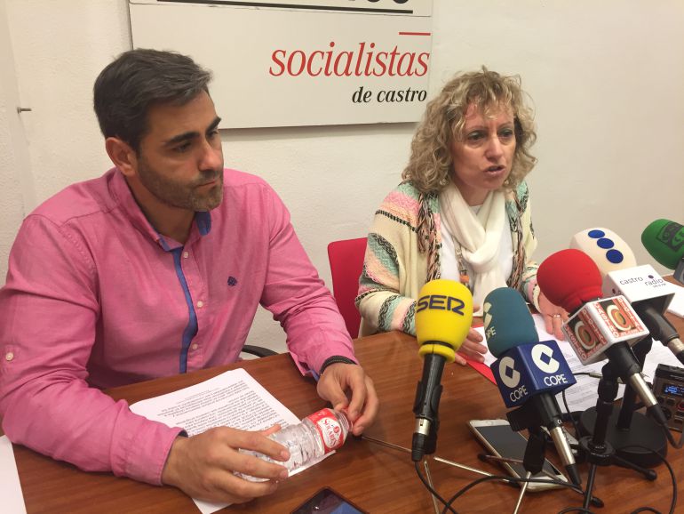 Eva Díaz Tezanos con el secretario local Pablo Antuñano. Eva Díaz Tezanos con el secretario local Pablo Antuñano.
