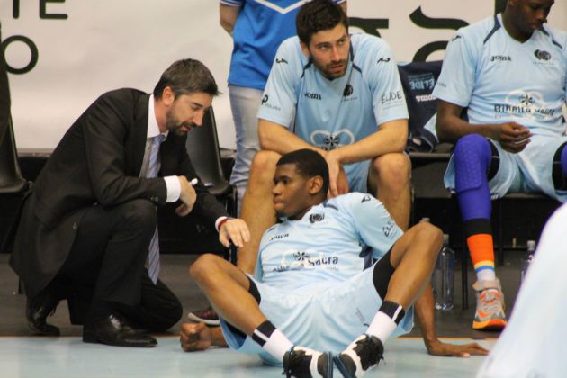 Dando instrucciones a los jugadores en un partido de playoff ante Palencia Dando instrucciones a los jugadores en un partido de playoff ante Palencia