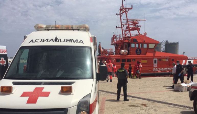 Una patera con diez inmigrantes llegó ayer por la noche al puerto de Cartagena Una patera con diez inmigrantes llegó ayer por la noche al puerto de Cartagena