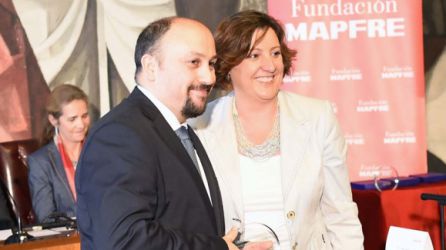 Patricia Franco entrega el galardón a AJE Ciudad Real Patricia Franco entrega el galardón a AJE Ciudad Real