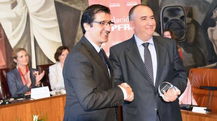 Carlos Marón, de CECAM, recoge el reconocimiento de manos de José Manuel Caballero Carlos Marón, de CECAM, recoge el reconocimiento de manos de José Manuel Caballero