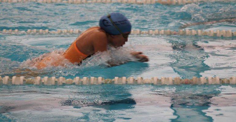 Una nadadora durante una prueba de natación. Una nadadora durante una prueba de natación.