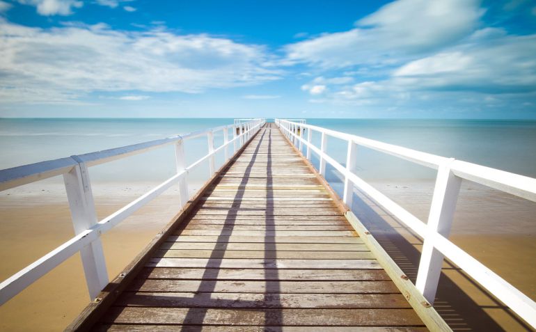Una pasarela hacia el horizonte del mar abierto. Una metáfora de un viaje, de recorrer un camino. Como en el caso del poema El viaje a Ítaca. Una pasarela hacia el horizonte del mar abierto. Una metáfora de un viaje, de recorrer un camino. Como en el caso del poema El viaje a Ítaca.