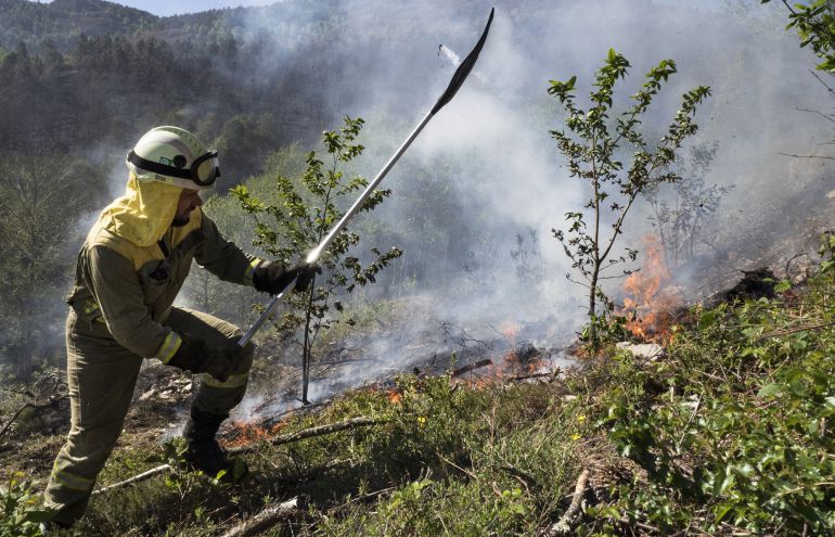 Agentes de extinción en el fuego de O Incio Agentes de extinción en el fuego de O Incio