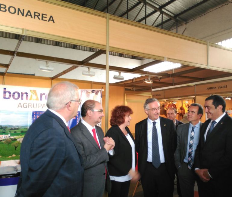 El presidente aragonés, Javier Lambán, visita el stand de BonÁrea en la feria de Épila que se ha inaugurado este sábado. El presidente aragonés, Javier Lambán, visita el stand de BonÁrea en la feria de Épila que se ha inaugurado este sábado.