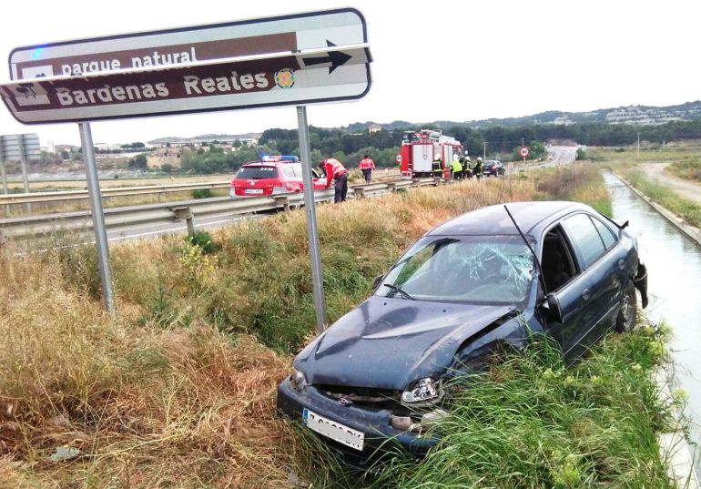 Los agentes buscaron en la acequia por si el conductor hubiera salido despedido por la ventanilla Los agentes buscaron en la acequia por si el conductor hubiera salido despedido por la ventanilla