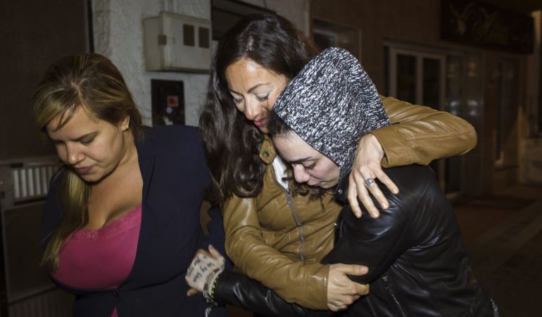 La joven hispano-argentina María Jimena Rico Montero (d), que estaba retenida en Estambul tras ser localizada después de varios días desaparecida junto a su novia egipcia, Shaza Ismail, abraza a su hermana, María del Valle, a su llegada en buen estado a Torrox (Málaga), donde reside su familia. La joven hispano-argentina María Jimena Rico Montero (d), que estaba retenida en Estambul tras ser localizada después de varios días desaparecida junto a su novia egipcia, Shaza Ismail, abraza a su hermana, María del Valle, a su llegada en buen estado a Torrox (Málaga), donde reside su familia.