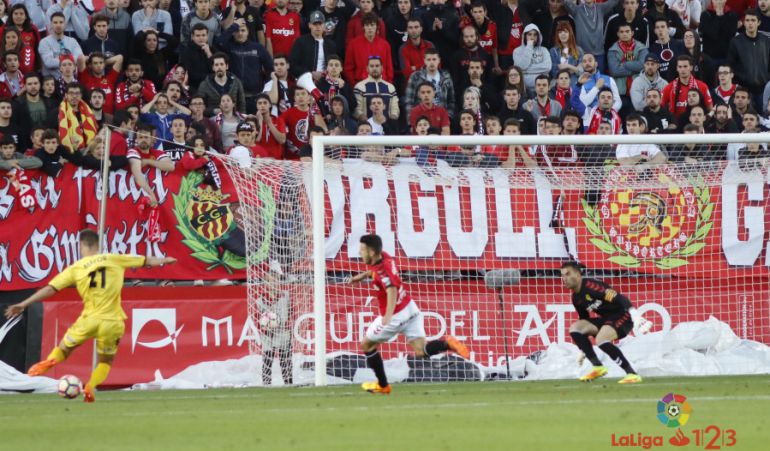 Máyor remata en la jugada del gol de la victòria del Reus. Máyor remata en la jugada del gol de la victòria del Reus.