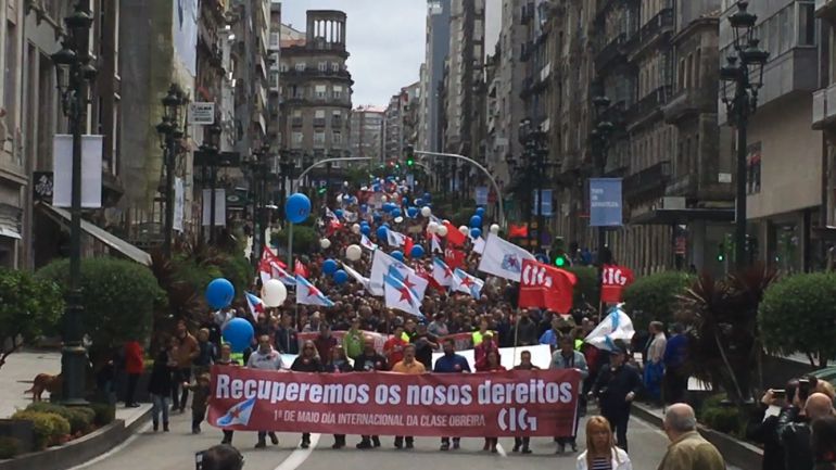 Manifestación del sindicato CIG en el Primero de Mayo de 2017, avanzando por la calle Urzáiz. Manifestación del sindicato CIG en el Primero de Mayo de 2017, avanzando por la calle Urzáiz.