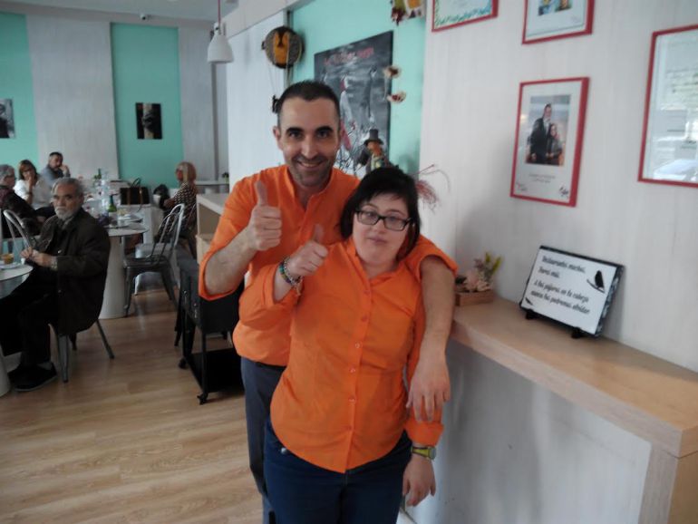 Alberto, dueño, y María, empleada, posan enfrente de los reconocimientos que ha conseguido Pájaros en la cabeza Alberto, dueño, y María, empleada, posan enfrente de los reconocimientos que ha conseguido Pájaros en la cabeza