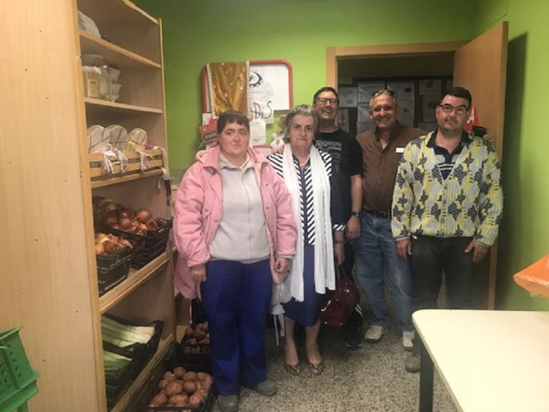 Integrantes de Adisciv, en la tienda donde venden los productos de su huerto, en Ejea Integrantes de Adisciv, en la tienda donde venden los productos de su huerto, en Ejea