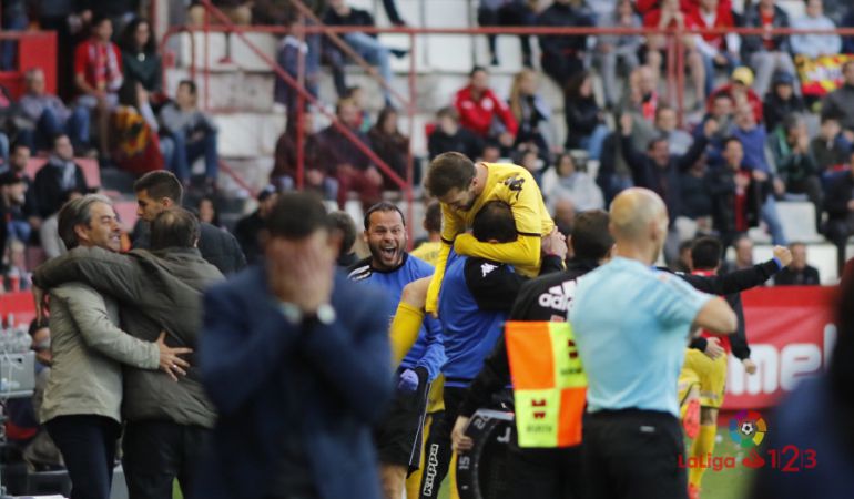Juan Merino es posa les mans a la cara mentre el Reus celebra la victòria. Juan Merino es posa les mans a la cara mentre el Reus celebra la victòria.