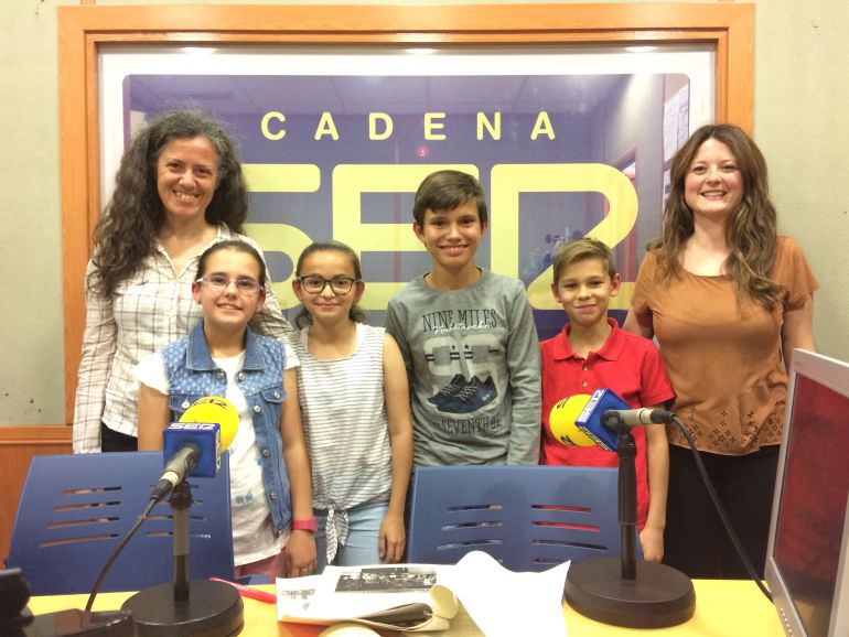 Isabel Reyes, nuestra invitada con Yolanda, Carla, Álvaro, Adrián y su profesora Esther Isabel Reyes, nuestra invitada con Yolanda, Carla, Álvaro, Adrián y su profesora Esther