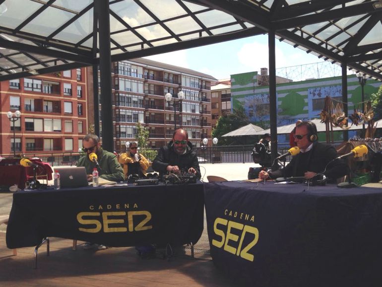 Uno de los momentos de la realización del programa Hoy por Hoy Cantabria. Uno de los momentos de la realización del programa Hoy por Hoy Cantabria.