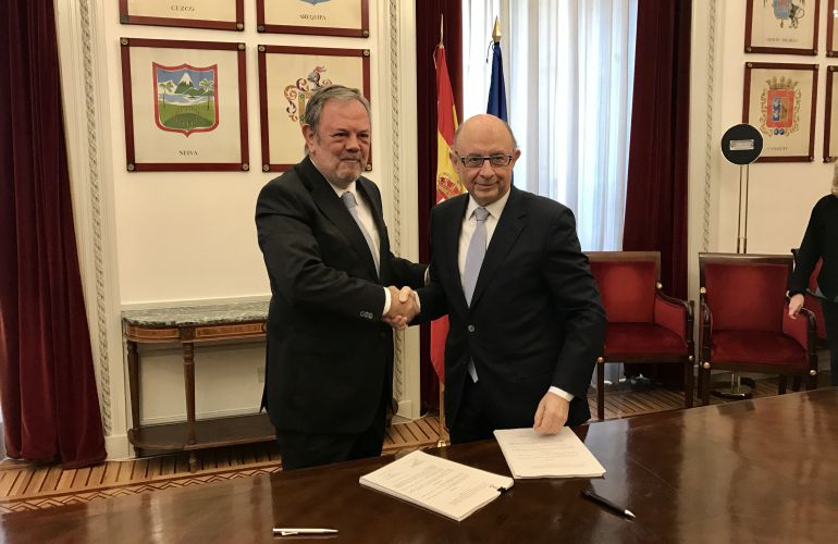Azpiazu y Montoro se estrechan la mano tras firmar el acuerdo sobre el Cupo Azpiazu y Montoro se estrechan la mano tras firmar el acuerdo sobre el Cupo