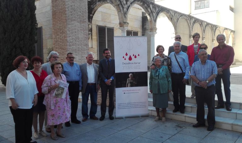 Miembros de la asociación 'Dejadnos Llorar' en la delegación de Cultura de la Junta de Andalucía. Miembros de la asociación 'Dejadnos Llorar' en la delegación de Cultura de la Junta de Andalucía.