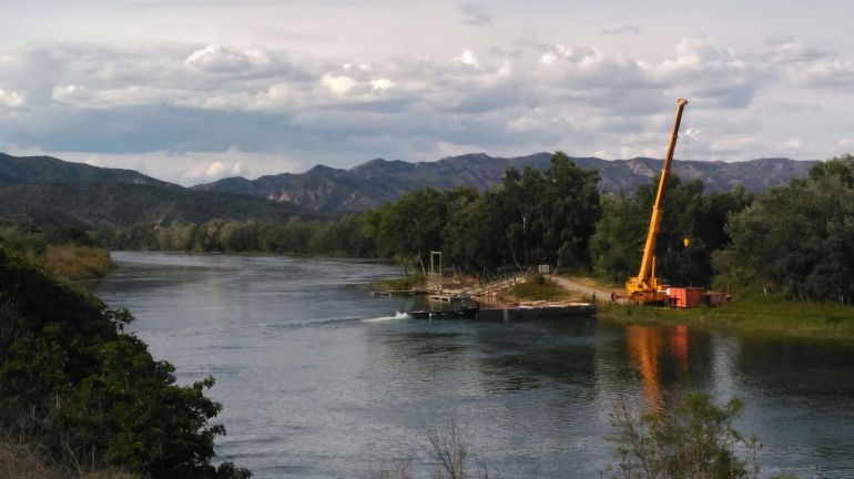 Part del material per fer la prova dels sediments, aquest dimarts al riu Ebre a l'alçada de Móra la Nova. Part del material per fer la prova dels sediments, aquest dimarts al riu Ebre a l'alçada de Móra la Nova.