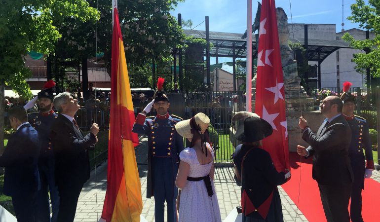 El alcalde de Móstoles, David Lucas y el Consejero de Transportes, Vivienda e infraestructura, Pedro Rollán, izan las banderas en el homenaje a los Héroes de la Independencia en Móstoles El alcalde de Móstoles, David Lucas y el Consejero de Transportes, Vivienda e infraestructura, Pedro Rollán, izan las banderas en el homenaje a los Héroes de la Independencia en Móstoles