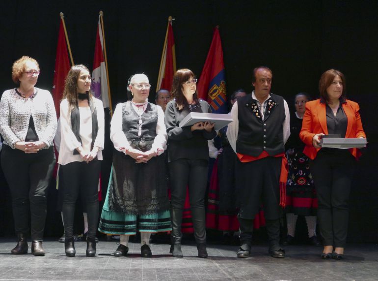 La alcaldesa de San Esteban de Gormaz, María Luisa Aguilera y Belén Campos de Ser Madrid Oeste recogen los premios castellano leoneses del año La alcaldesa de San Esteban de Gormaz, María Luisa Aguilera y Belén Campos de Ser Madrid Oeste recogen los premios castellano leoneses del año
