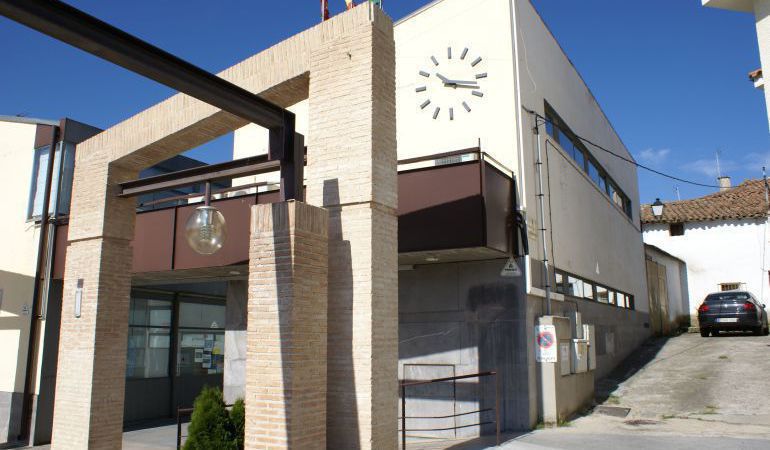 Fachada del Ayuntamiento de Serranillos del Valle Fachada del Ayuntamiento de Serranillos del Valle