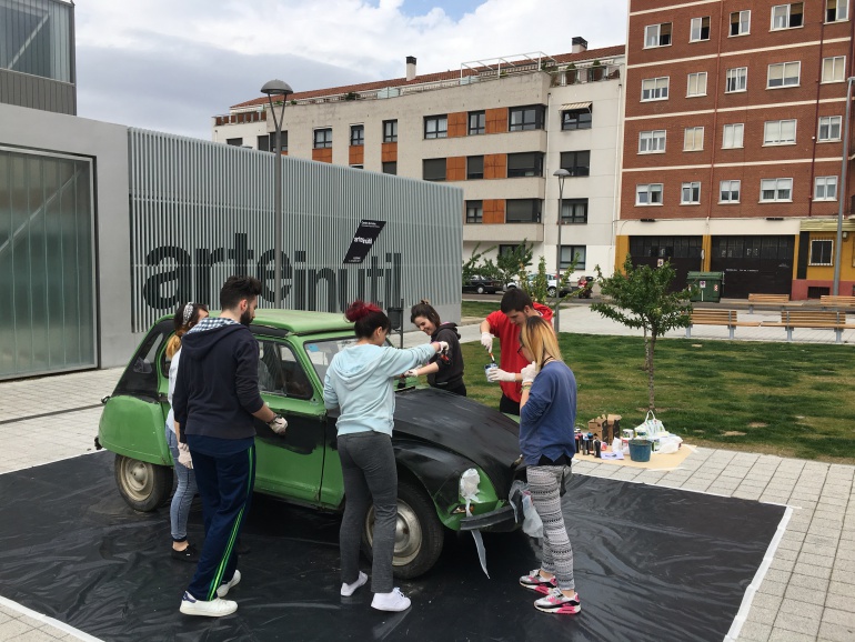 A lo largo de las jornadas de la exposición podrá asistirse en directo a momentos diversos de trabajo y creación artística A lo largo de las jornadas de la exposición podrá asistirse en directo a momentos diversos de trabajo y creación artística