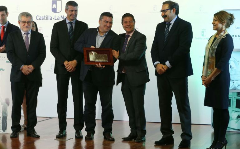 Representantes de la empresa recogiendo la placa Representantes de la empresa recogiendo la placa