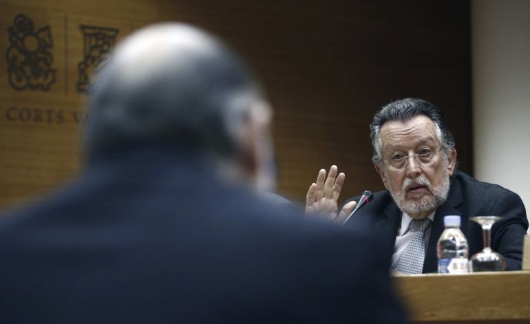 El exvicealcalde de Valencia, Alfonso Grau, durante su declaración ante la comisión de investigación de Les Corts Valencianes sobre la gestión de Feria Valencia. El exvicealcalde de Valencia, Alfonso Grau, durante su declaración ante la comisión de investigación de Les Corts Valencianes sobre la gestión de Feria Valencia.
