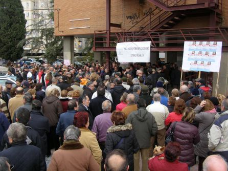 Protesta para exigir la reapertura del Centro de Especialidades del Val Protesta para exigir la reapertura del Centro de Especialidades del Val