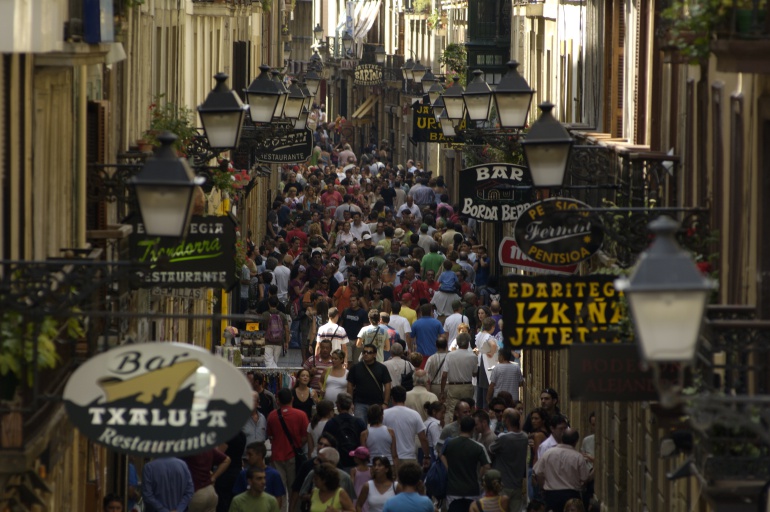 Imagen de archivo de la Parte Vieja de San Sebastián, donde se ubican 20 restaurantes que aglutinan el 38% de las 60.000 opiniones de los internautas sobre la gastronomía donostiarra. Imagen de archivo de la Parte Vieja de San Sebastián, donde se ubican 20 restaurantes que aglutinan el 38% de las 60.000 opiniones de los internautas sobre la gastronomía donostiarra.