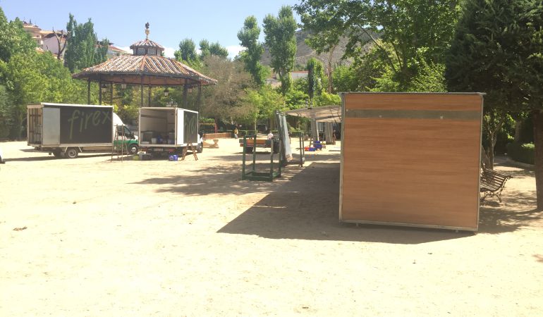Montaje de las casetas de la Feria del Libro en el Parque de San Julián Montaje de las casetas de la Feria del Libro en el Parque de San Julián