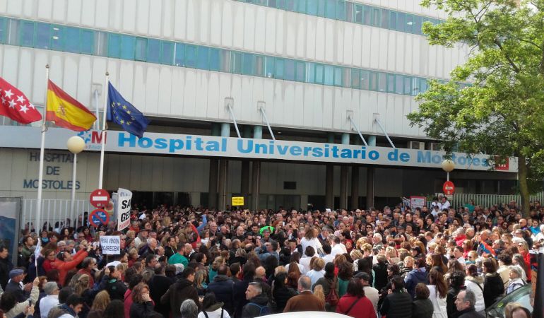 Concentración ante el Hospital Universitario de Móstoles Concentración ante el Hospital Universitario de Móstoles