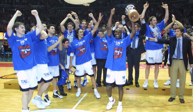 La plantilla del Baskonia celebra el título de Liga ACB que ganó en el año 2.002. La plantilla del Baskonia celebra el título de Liga ACB que ganó en el año 2.002.