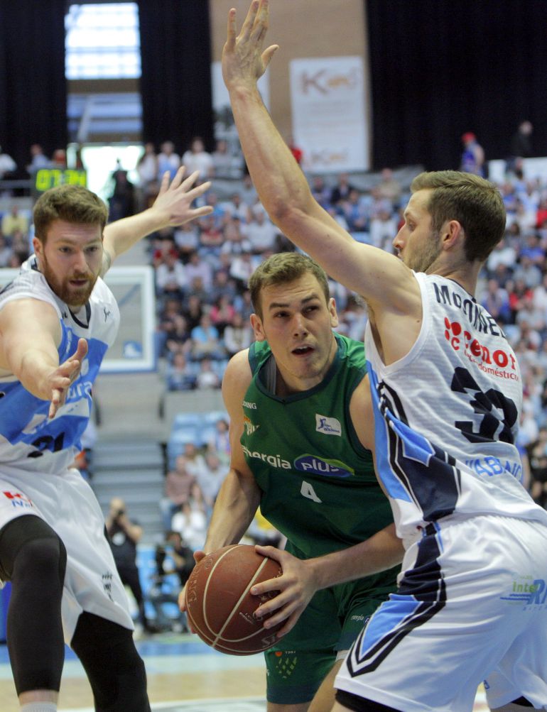 El Obradoiro asfixio al Betis de principio a fin. en la imagen, Whittintong y McConnel cierran a Radicevic El Obradoiro asfixio al Betis de principio a fin. en la imagen, Whittintong y McConnel cierran a Radicevic