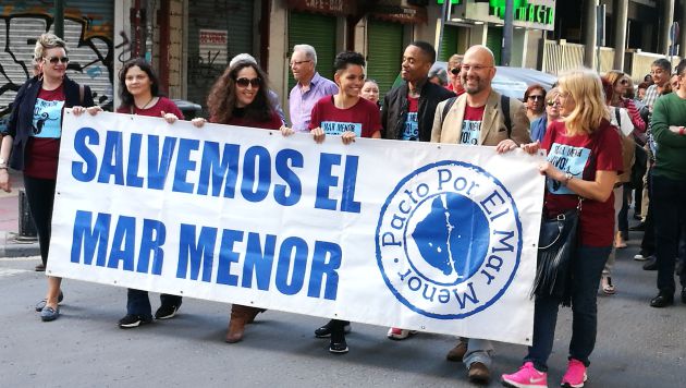 Varios miles de personas salen a la calle para pedir un "Mar Menor vivo" Varios miles de personas salen a la calle para pedir un "Mar Menor vivo"
