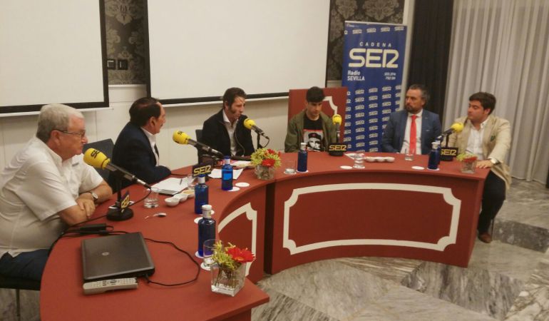 De izquierda a derecha, Carlos Corno, Manolo Molés, Juan José Padilla, López Simón, Paco García y José Manuel Peña De izquierda a derecha, Carlos Corno, Manolo Molés, Juan José Padilla, López Simón, Paco García y José Manuel Peña