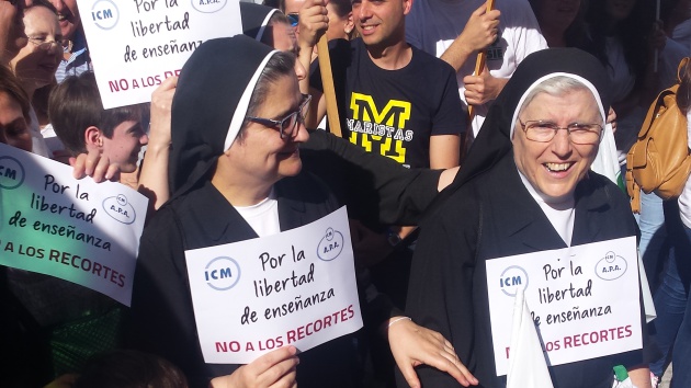 Monjas participando en la manifestación contra el cierre de aulas de la concertada Monjas participando en la manifestación contra el cierre de aulas de la concertada