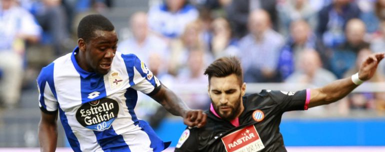 El centrocampista liberiano del Deportivo ola John y el centrocampista del Espanyol David López, durante el partido de Liga en Primera División que disputan esta tarde tarde en el estadio de Riazor, en A Coruña. El centrocampista liberiano del Deportivo ola John y el centrocampista del Espanyol David López, durante el partido de Liga en Primera División que disputan esta tarde tarde en el estadio de Riazor, en A Coruña.