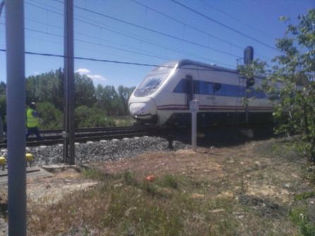 Herido grave un hombre tras ser arrollado su coche por un tren en el paso a nivel de Magaz de Pisuerga