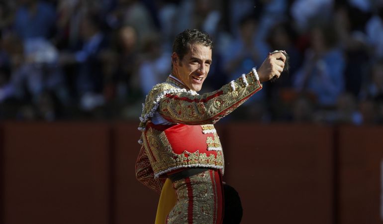 El torero Pepe Moral saluda al público con la oreja cortada a su primer toro, de la ganadería de Miura, en la decimocuarta corrida de abono de la Feria de Abril en la Real Maestranza de Sevilla El torero Pepe Moral saluda al público con la oreja cortada a su primer toro, de la ganadería de Miura, en la decimocuarta corrida de abono de la Feria de Abril en la Real Maestranza de Sevilla