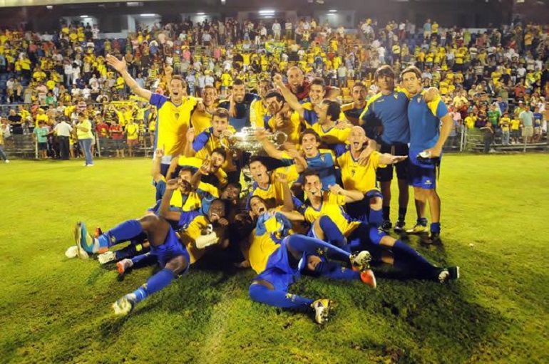 El Cádiz celebra la victoria de un Trofeo Carranza El Cádiz celebra la victoria de un Trofeo Carranza