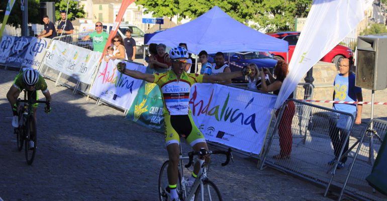 Adrián Cobos entra en la meta en la segunda etapa de la Vuelta en 2016. Adrián Cobos entra en la meta en la segunda etapa de la Vuelta en 2016.