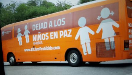 El bus de "HazteOír", recibido a pedradas en Asturias El bus de "HazteOír", recibido a pedradas en Asturias