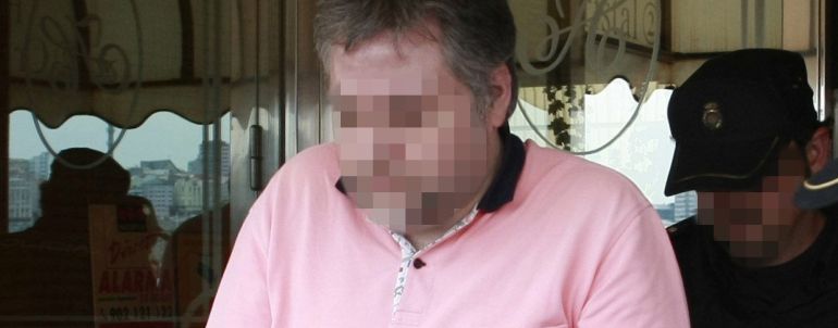 Agentes de la Policía Nacional sacan de un hotel de A Coruña al sospechoso de haber acabado con la vida de su hijo de once años, hallado muerto en una zona arbolada del municipio coruñés de Oza-Cesuras. L Agentes de la Policía Nacional sacan de un hotel de A Coruña al sospechoso de haber acabado con la vida de su hijo de once años, hallado muerto en una zona arbolada del municipio coruñés de Oza-Cesuras. L