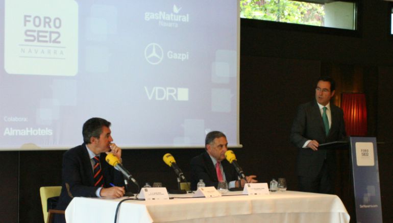 De derecha a izquierda: el conferenciante Antonio Garamendi, presidente de Cepyme, junto a José Antonio Sarria, presidente de la Confederación de Empresarios de Navarra,y Javier Hoyos, director de la Cadena SER en Navarra
De derecha a izquierda: el conferenciante Antonio Garamendi, presidente de Cepyme, junto a José Antonio Sarria, presidente de la Confederación de Empresarios de Navarra,y Javier Hoyos, director de la Cadena SER en Navarra
